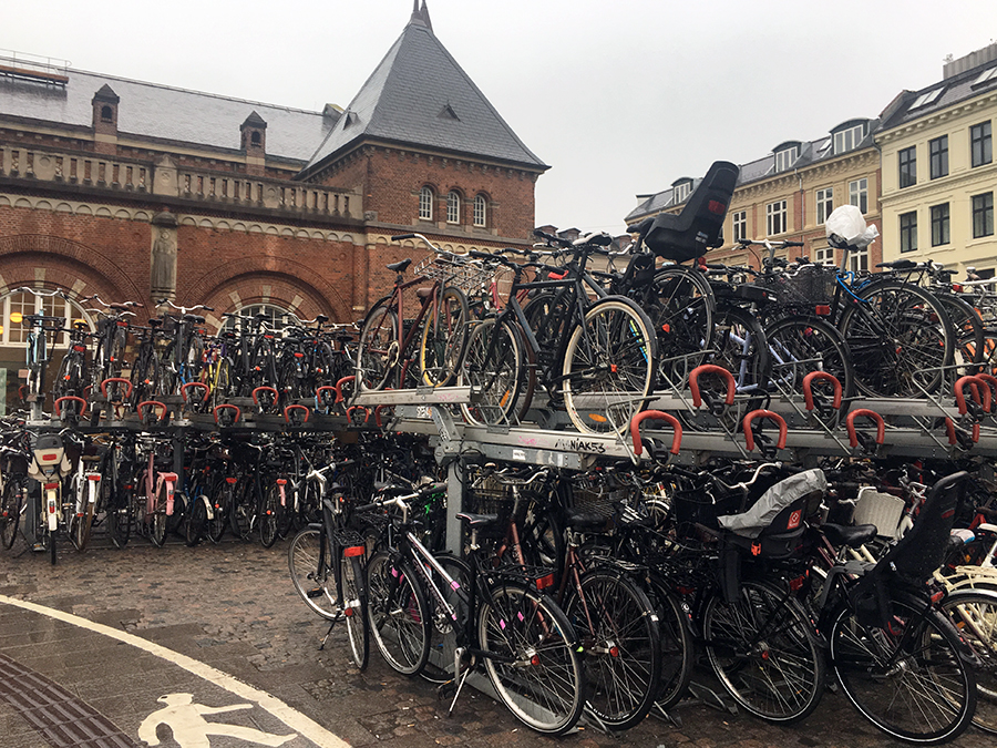 Wahnsinn! So viele Fahrräder! Am Hauptbahnhof ist wirklich jeder Stellplatz belegt.