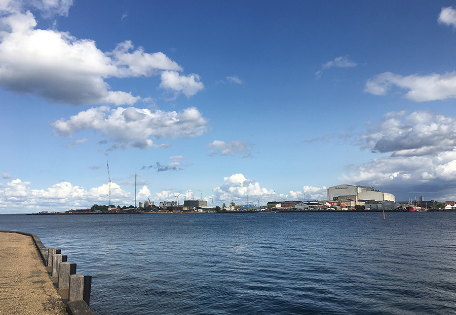 Am Kai der 'Langelinie', mit Blick auf das Wasser des Öresund.