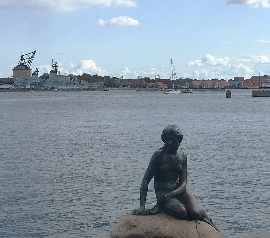 Die 'Lille Havfrue', die kleine Meerjungfrau, das Wahrzeichen von Kopenhagen.