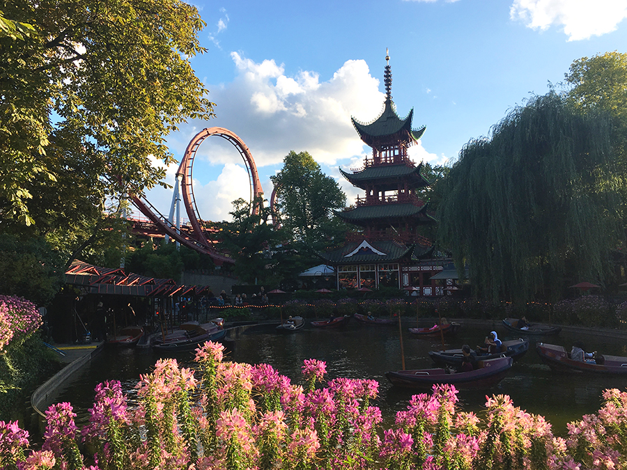 Ein Ausblick über den See zur Achterbahn 'The Demon', dem chinesischen Pavillon und den standesgemäß davor fahrenden Drachenbooten.