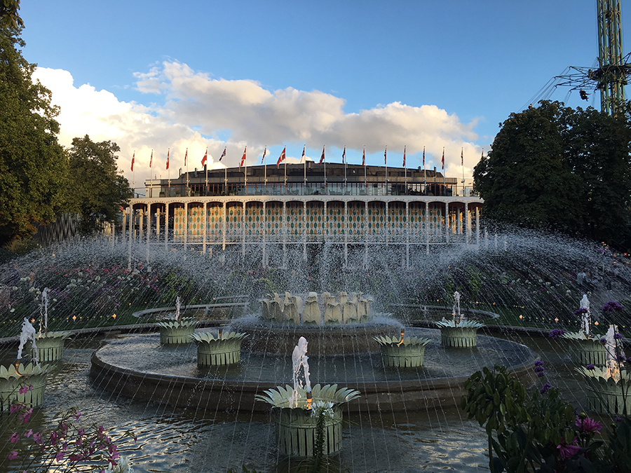 Die große Konzerthalle des Tivoli - stilgerecht mit Springbrunnen und einem Meer aus Flaggen und Fahnen.