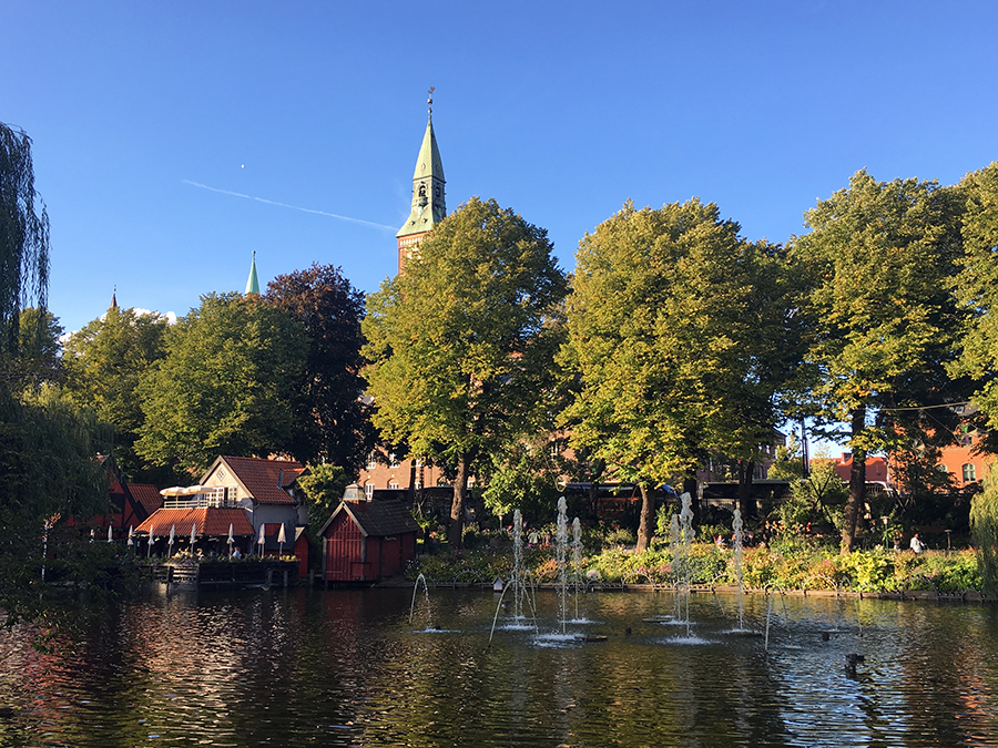 Pure Idylle am See mit Wasserfontänen in gemütlicher Dorfatmosphäre.