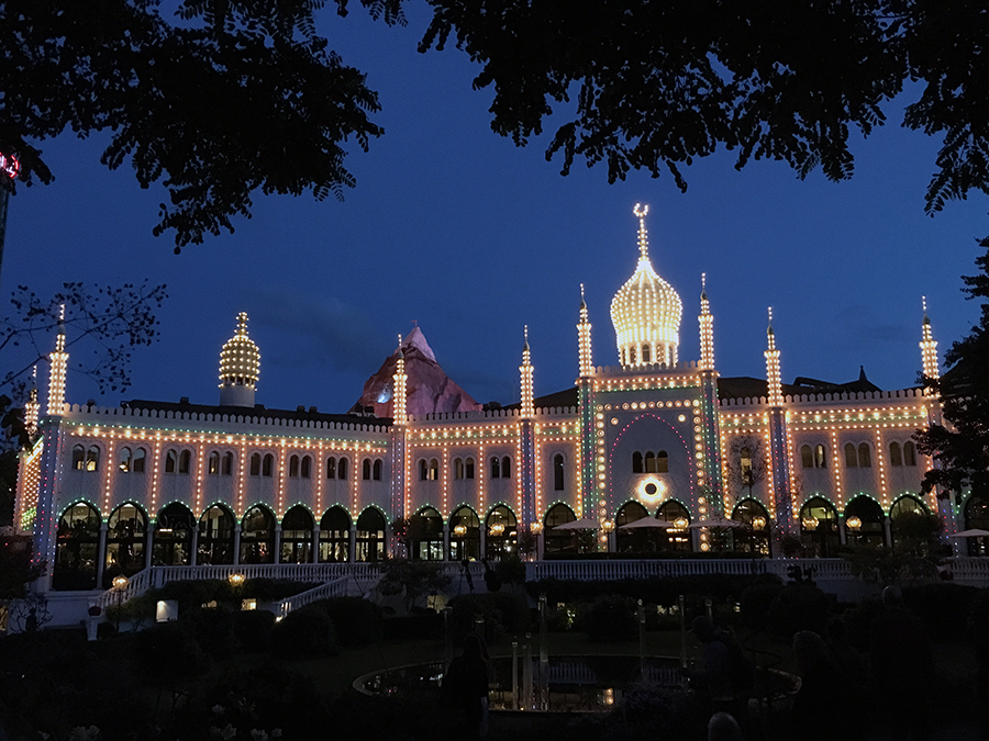 Ein Lichtermeer wie in 1001er Nacht - am orientalischen Palast.