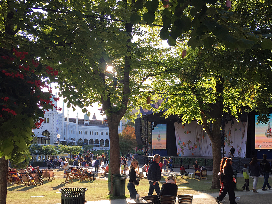 Die 'Plaenen Open Air Stage', eine Bühne unter freiem Himmel mit großer Liegewiese davor - viel Platz für alle Attraktionen!