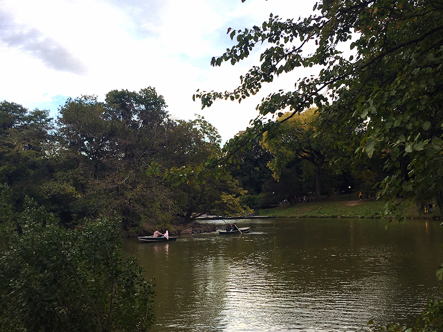 Das konntet ihr auch bereits in diversen Filmen sehen: Wenn Leute in Booten auf einem See im Central Park herumrudern, dann hier!