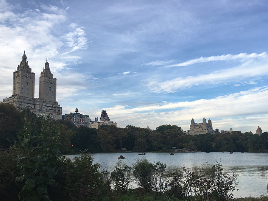 Der See 'The Lake' im Central Park, mit den Zwillingstürmen der Luxusapartments 'San Remo' im Hintergrund.