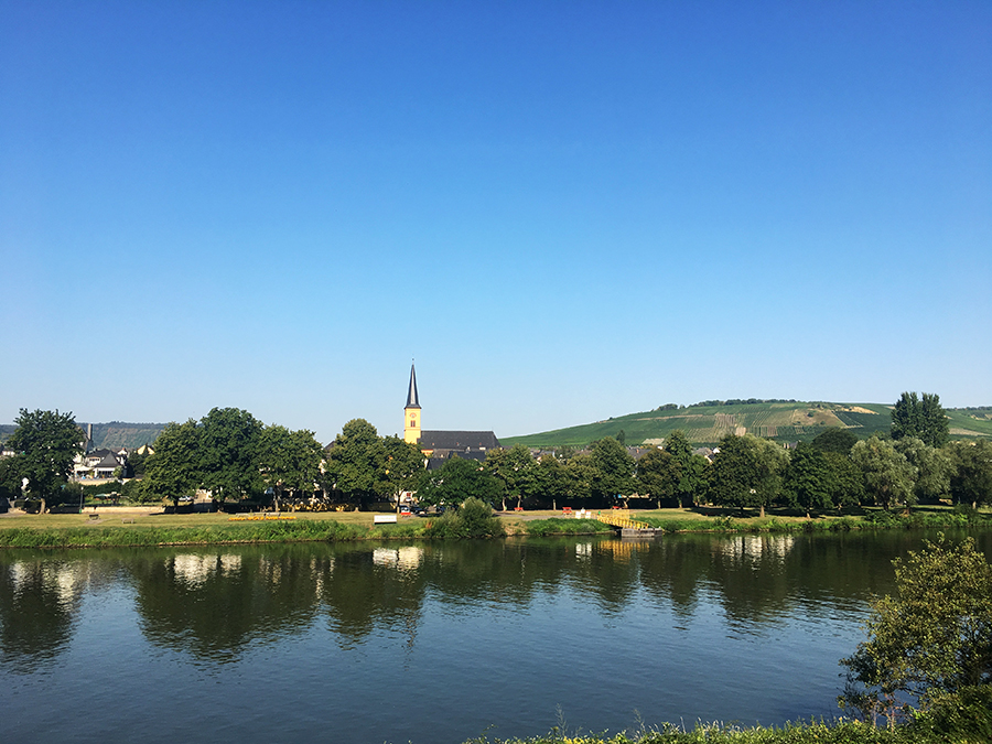 Ein Dorf an der Mosel am gegenüberliegenden Ufer.