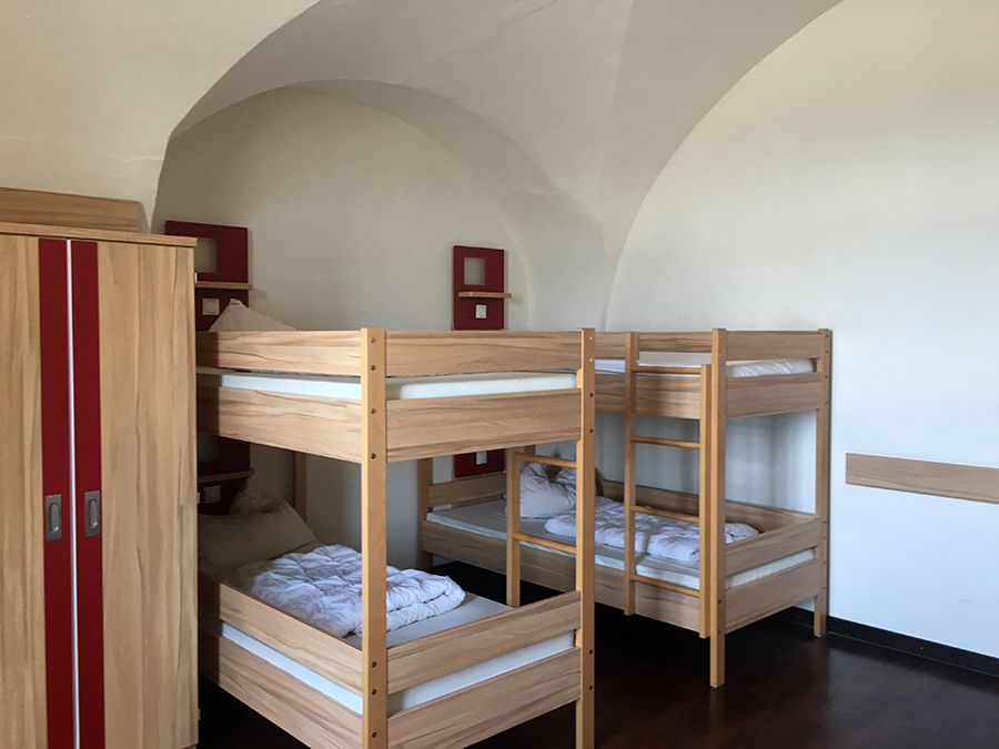 Unser Zimmer (in einem Gewölbe!) ist sehr geräumig und modern eingerichtet.