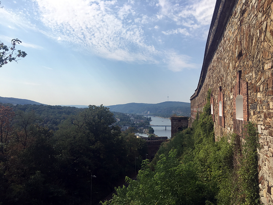 Blick hinunter vom Plateau am oberen Ende des Schrägaufzugs vor der Festung Ehrenbreitstein.