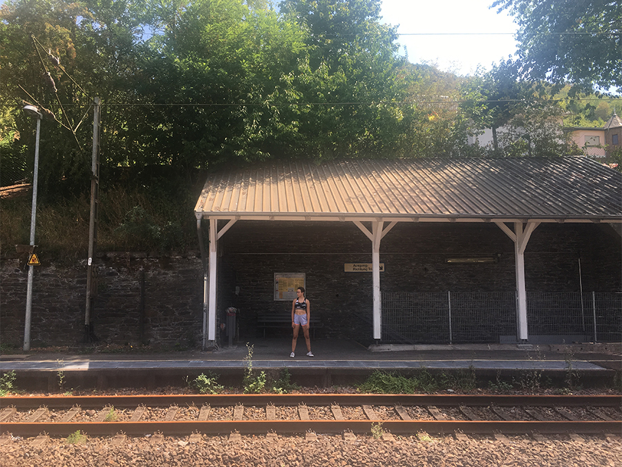 Ein kleiner Bahnhof in Deutschland. Hier ist wirklich nichts los außer flirrender Hitze an diesem heißen Sommertag.