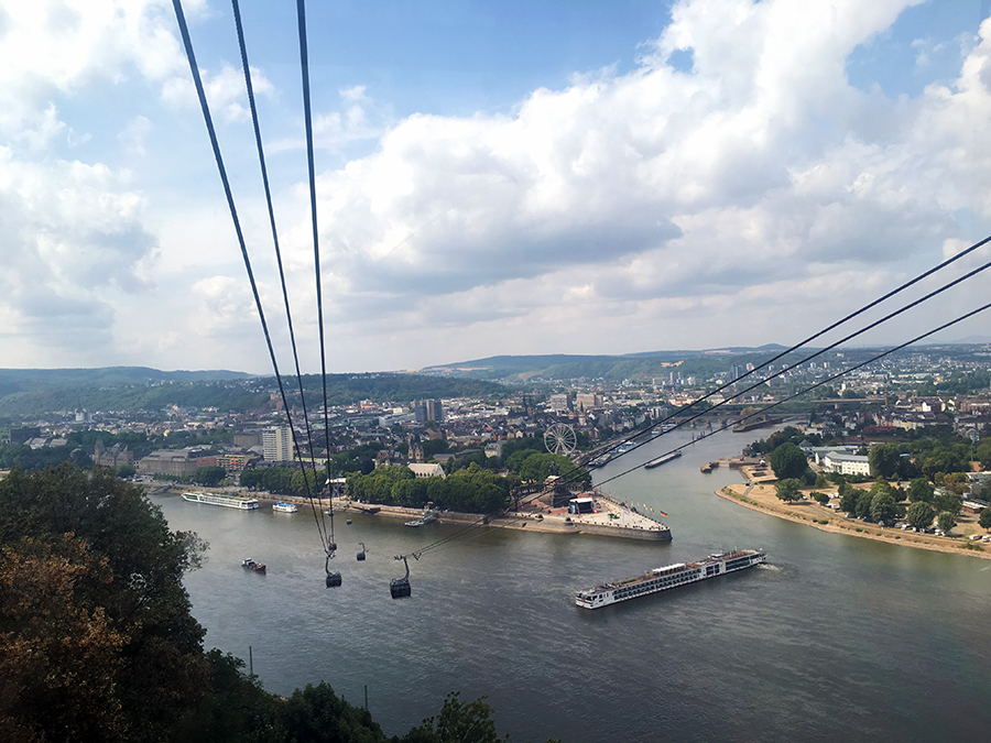 Blick aus der Seilbahn von Koblenz auf das Deutsche Eck.