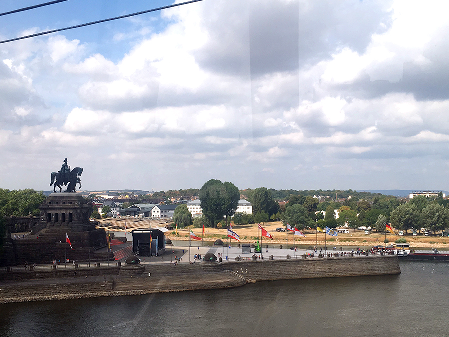 Einen prima Blick auf den Kaiser Wilhelm auf seinem Pferd hat man hier aus der Gondel.