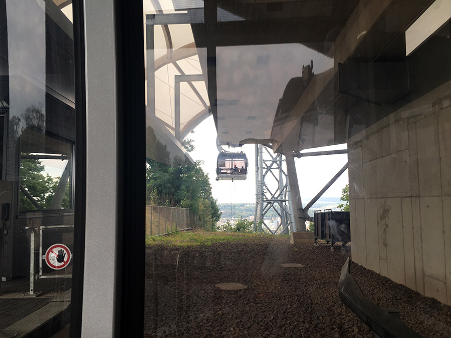 Wir sind drin in einer Kabine, los geht die Fahrt.