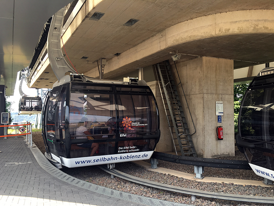 Die Kabinen der Seilbahn surren heran - gleich können wir einsteigen.