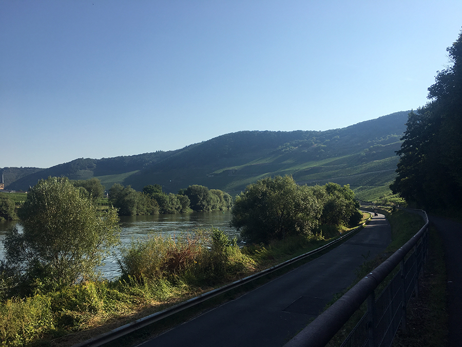 In die Pedale treten am frühen Morgen eines Sommertages - so muss das sein!