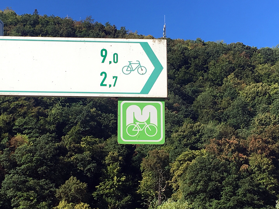 Der Moselradweg - wenn man das grüne Schild mit dem 'M' sieht, ist man richtig!