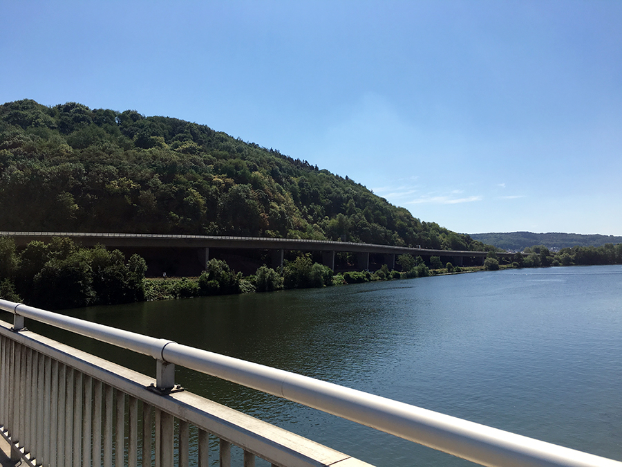 Das ist schon richtig beeindruckend, wie sich die Berge da rechts und links erheben und die Mosel sich dazwischen durchschlängelt.