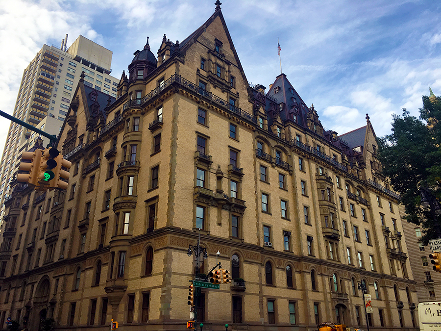 Das 'Dakota-Building' Nähe 72th Street, John Lennon ehemaliges Wohnhaus mit Blick auf den Central Park.