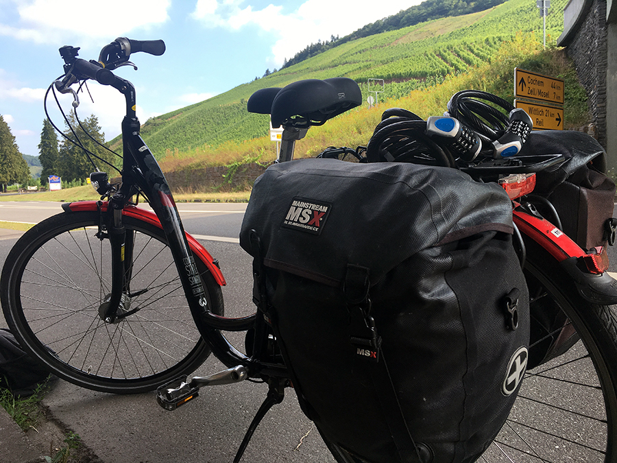 Gepäcktaschen links und rechts an meinem Fahrrad - hier ist unser gesamtes Hab und Gut drin!