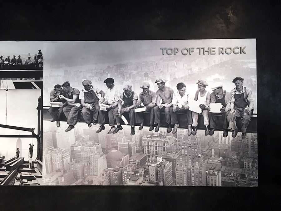 Hier gehört dieses Bild hin: 'Lunch atop a Skyscraper' - Mittagspause auf einem Wolkenkratzer.