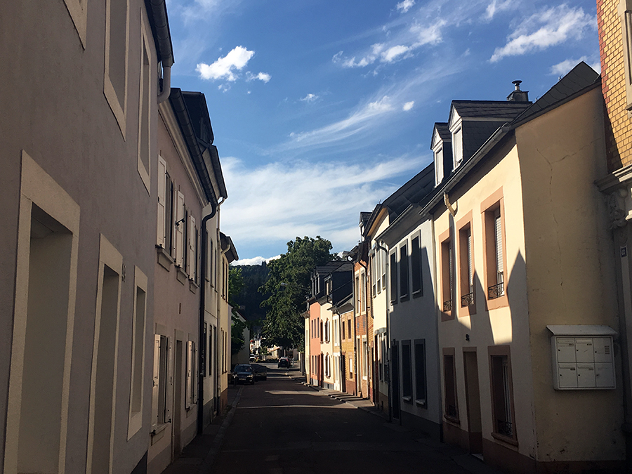 Beschauliche, kleine Gässchen in Trier Richtung Moselufer.