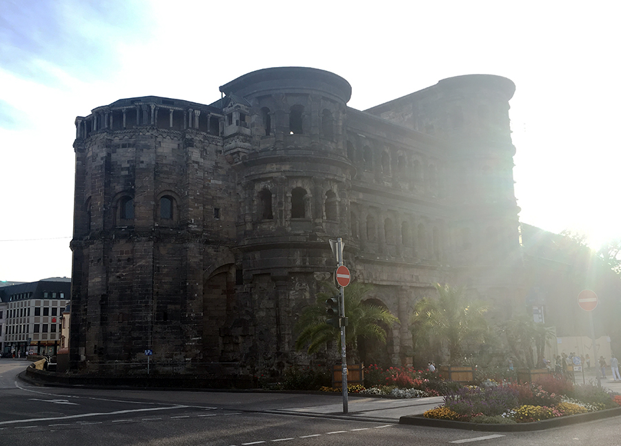 Die Porta Nigra im Gegenlicht.