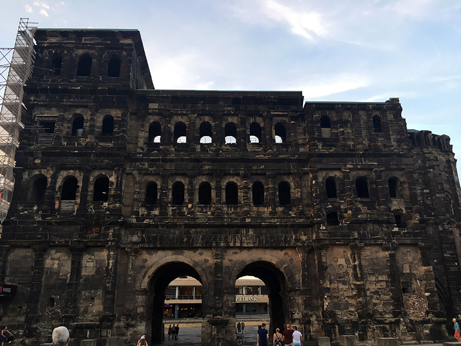 So sieht die Porta NIgra von dem freien Platz auf der anderen Seite aus.