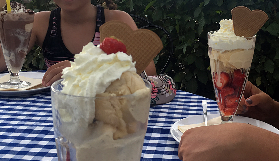 Was gibt es besseres auf der Welt als Erdbeeren, Vanilleeis und Sahne? 