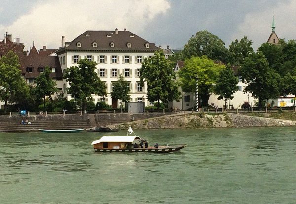 Mit der Münster-Fähre 'Leu' geht es in Basel über den Rhein.