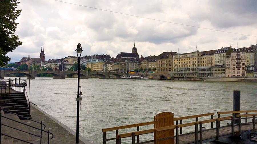 Am Rheinufer in Basel: Blick nach links...