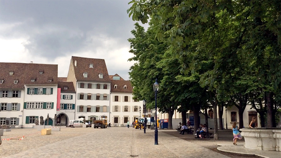 Bäume und einen Brunnen gibt es auch - und vor allem: richtig viel Platz!