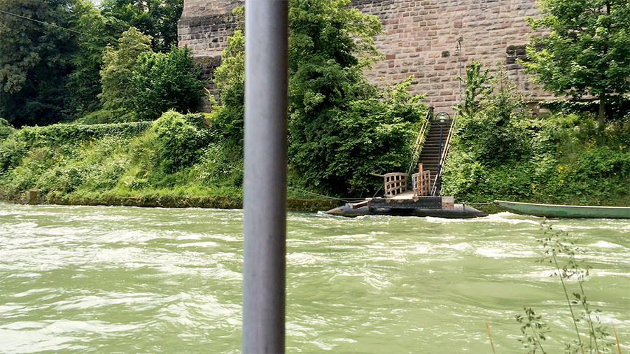 So klein und unscheinbar sieht die Ablegestelle der Münster-Fähre 'Leu' auf der Großbasler Seite aus - funktioniert aber bestens seit Jahrhunderten!