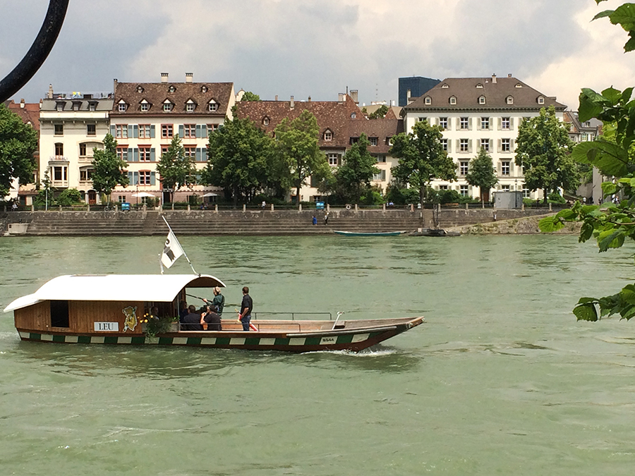 Mit der 'Leu', einer anderen der vier Basler Fähren, geht es zurück ans 'Kleinbasler Ufer'.