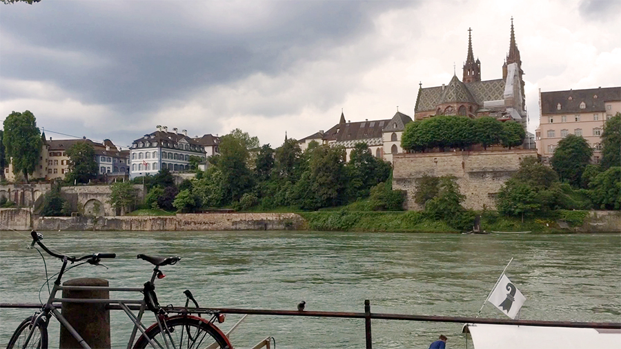 Blick vom 'Kleinbasler' auf das 'Großbasler' Ufer, inklusive dem Wahrzeichen der Stadt: dem Basler Münster.