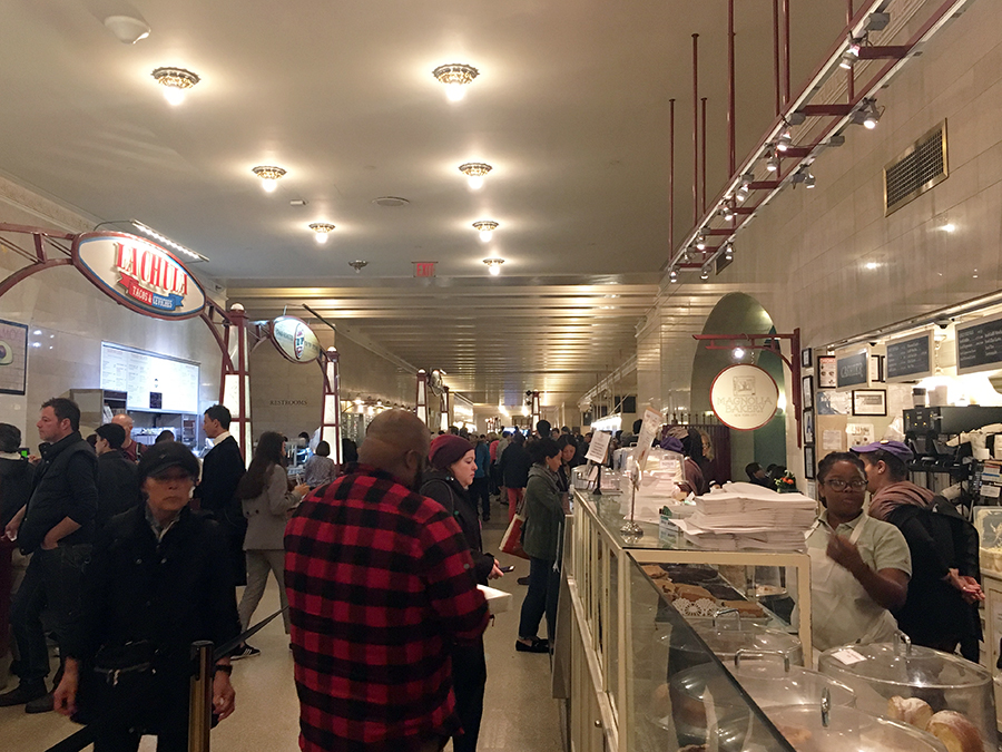 Geschäftiges Treiben hier unten in der Food Hall, ein Delikatessen-Geschäft neben dem anderen, aber auch Fast Food Stände sind vertreten.