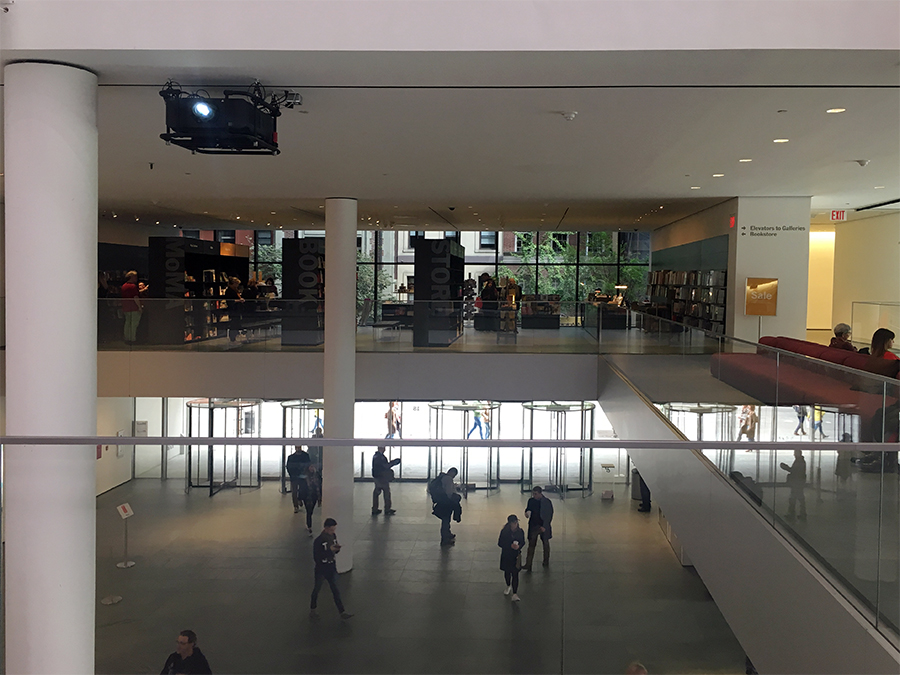 Ein Blick ins untere Stockwerk im luftigen MoMA-Gebäude.