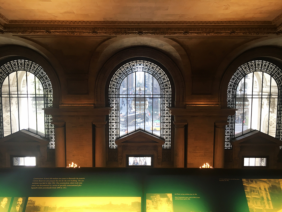 Einmal die Treppe hoch, kann man von oben in das Atrium hinunterschauen oder einfach zu den gegenüberliegenden Fenstern zum Vorhof der New York Public Library.