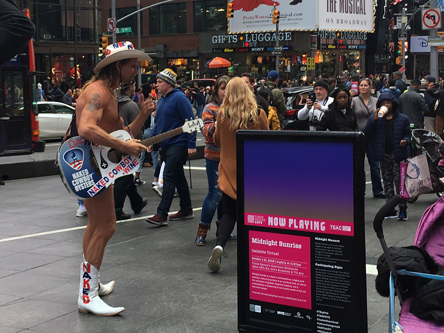 Der 'Naked' Cowboy, mittlerweile eine Ikone, der, so munkelt man, reich geworden ist, indem er seit Jahrzehnten hier mit seiner Gitarre herumsteht.