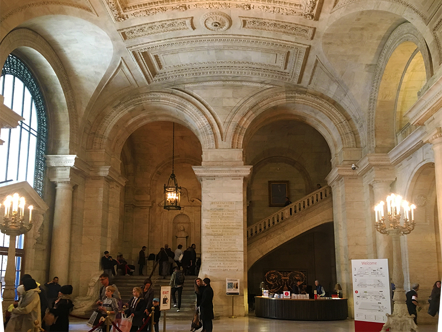 Hat man die Sicherheitskontrolle erfolgreich passiert, kann man sich hier umsehen: in der atemberaubenden Eingangshalle der New York Public Library.