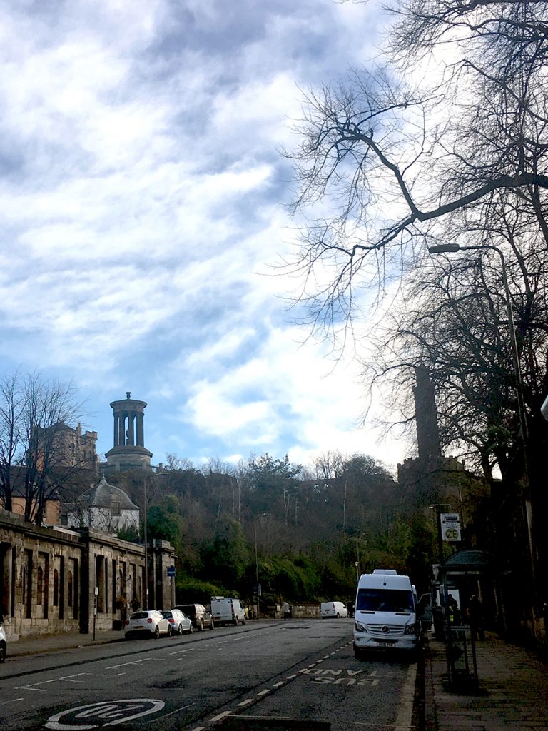 'Calton Hill' mit dem markanten 'Dugald-Stewart-Monument' sieht man auf dem 'Waterloo Place' gehend schon von Weitem.