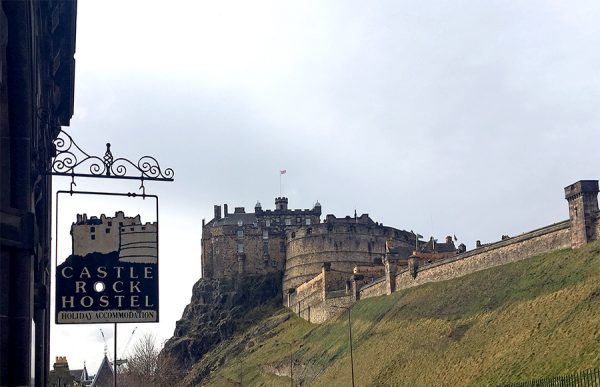 Das 'Castle Rock Hostel' hat seinen Namen dank der Top-Lage nicht von ungefähr...