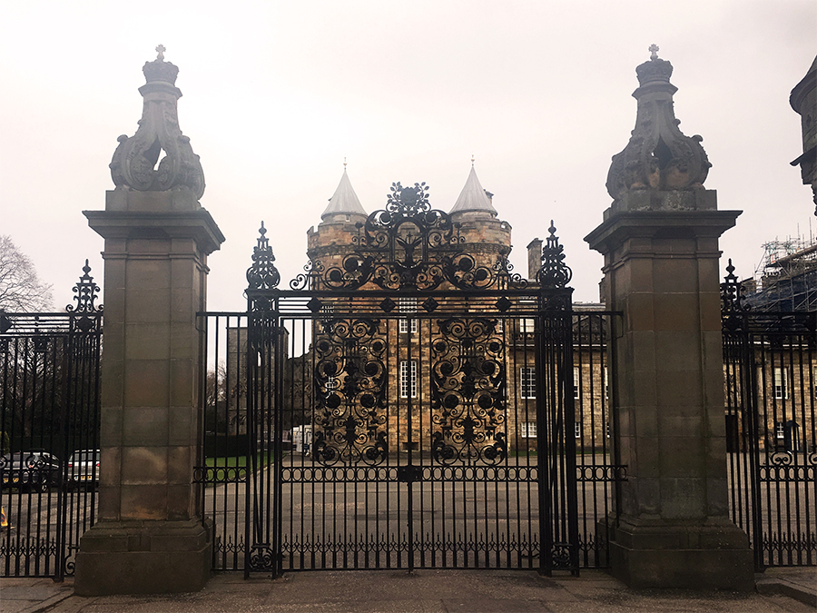 Der 'Holyrood Palace'. Offizieller Name: 'Palace of Holyroodhouse'.