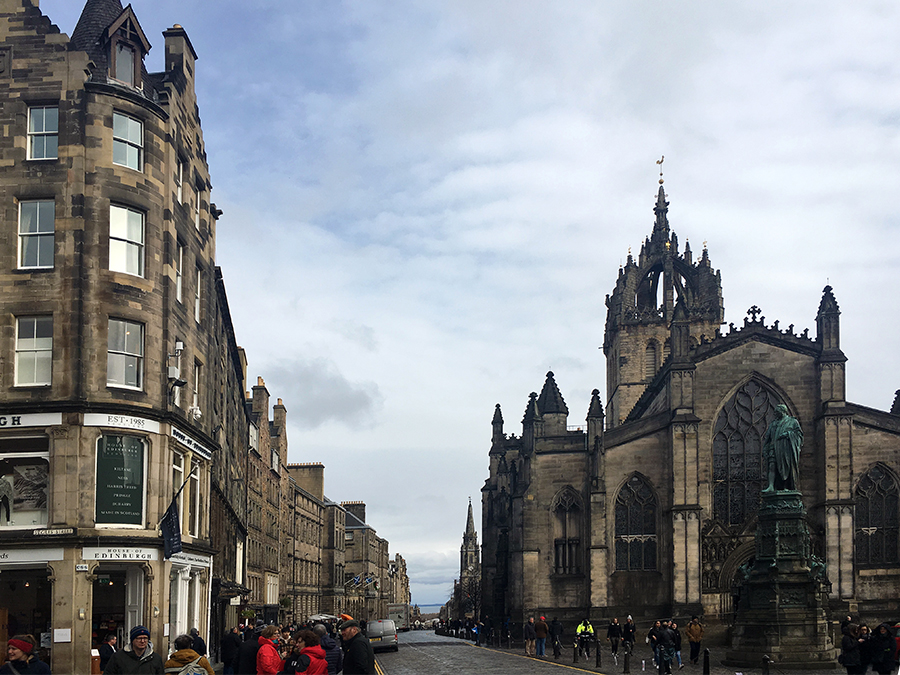 Die imposante 'St. Giles' Kathedrale ein Stück weiter runter auf der 'Royal Mile'.