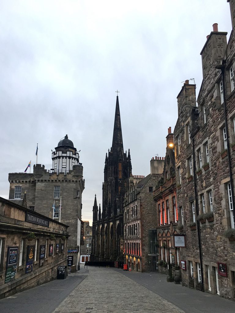 Wunderbar, durch Edinburghs kopfsteingepflasterte Straßen zu schlendern.