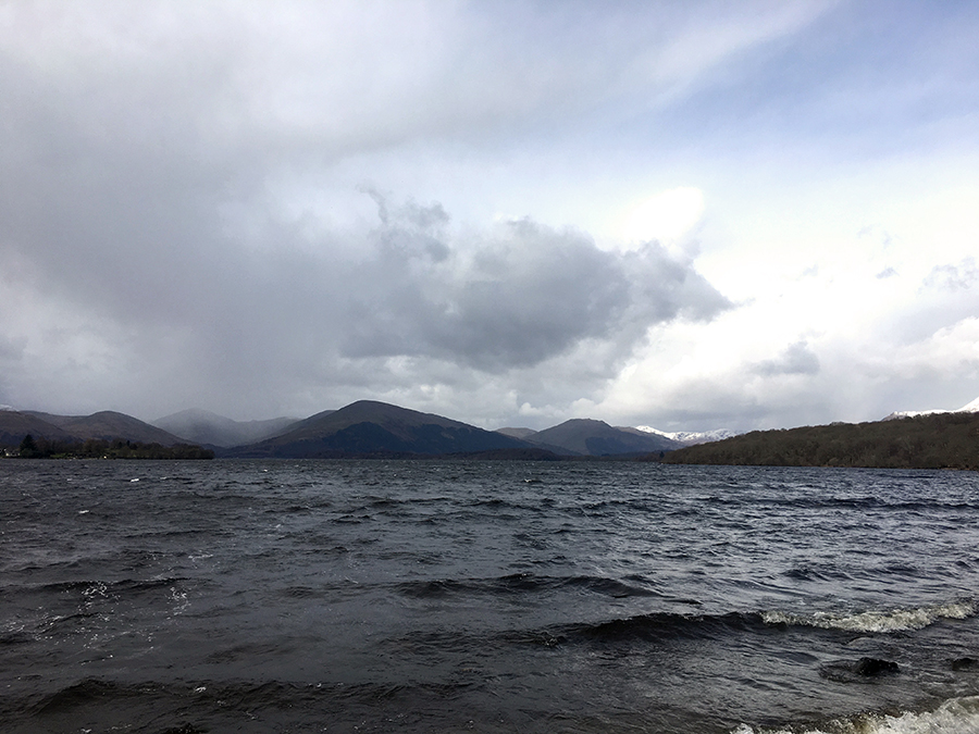 Jetzt stehen wir direkt am Ufer des Loch Lomond.