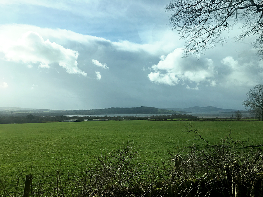 Da ist er, Loch Lomond: Hier noch in der Ferne von der Straße aus.