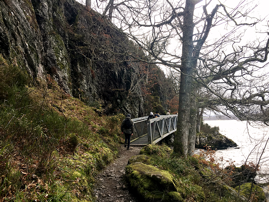 Sogar eine malerische Brücke hat es hier. Schnell hinterher, nur nicht den Anschluss verpassen!