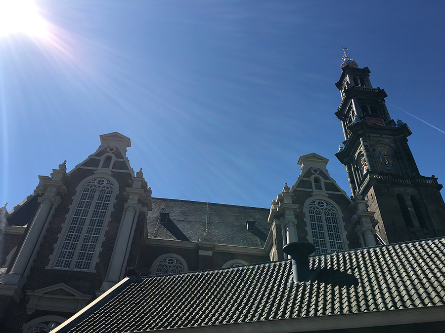 Die 'Westerkerk', gegenüber des Anne-Frank-Hauses, im strahlenden Sonnenlicht.