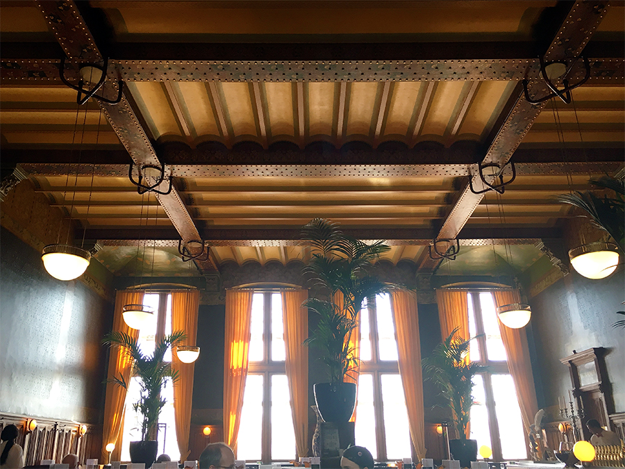 Der Innenraum des 'Grand Cafés' in der 'Centraal Station' in Amsterdam.