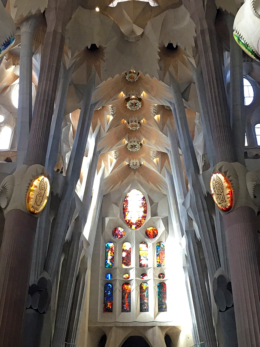 Ansicht von unten nach oben einer alten gotischen kathedrale vor